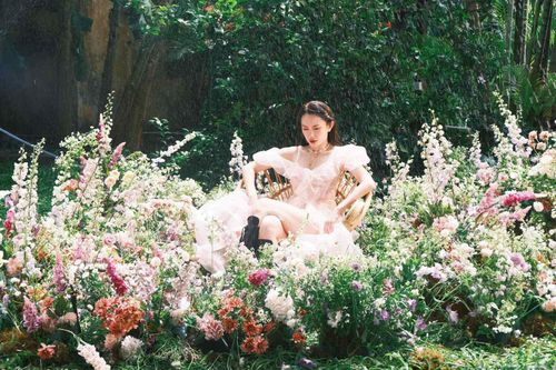 'Bạch Khổng Tước' Hoàng Mỹ An ra MV sau khi lộ diện tại 'Ca sĩ mặt nạ'