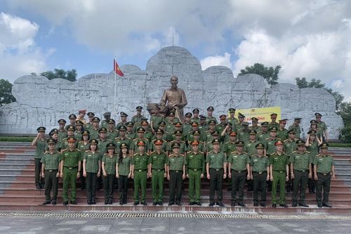 Đoàn Ủy ban kiểm tra Đảng ủy Công an thành phố Hà Nội báo công dâng Bác