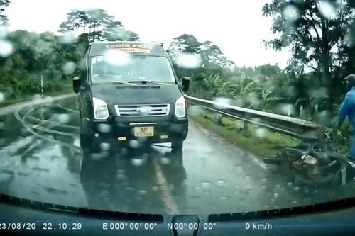 Thót tim cảnh xe Limousine suýt bị lật khi vào cua gấp