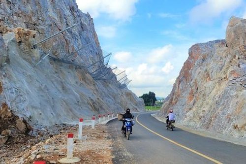Người dân bất an khi đi qua đoạn đường 'tử thần'