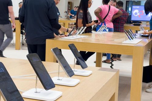 iPhone 15 bắt đầu mở bán toàn cầu