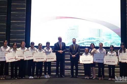 Trao tặng học bổng cho sinh viên vượt khó, học giỏi
