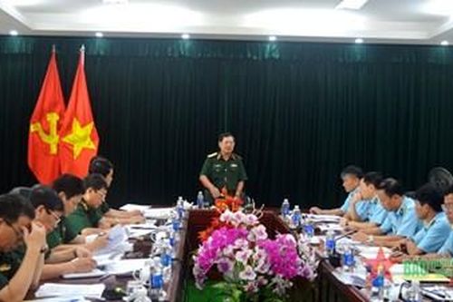 Thượng tướng Lê Huy Vịnh và đoàn công tác Bộ Quốc phòng kiểm tra Nhà máy A32