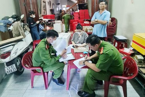 Thu giữ lô hàng gần 1.400 bánh Trung thu không rõ nguồn gốc, xuất xứ