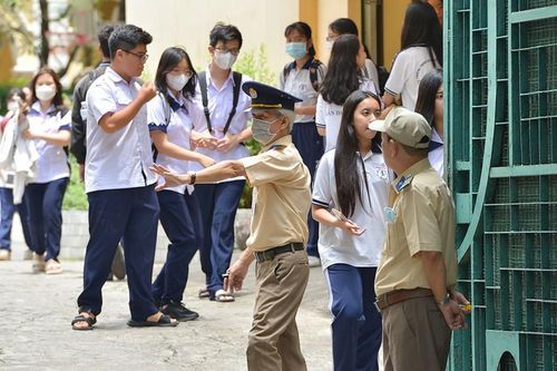 Trả lương bảo vệ, nhân viên phục vụ: Bài toán khó với các trường