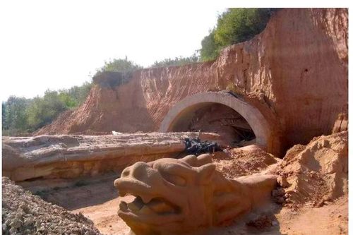 Đụng trúng 'con rồng' dài gần 400m, hiện trường lập tức bị phong tỏa