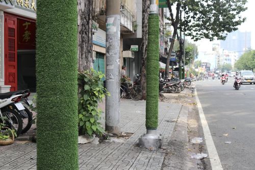 Đừng quấn cỏ nhựa cho trụ điện!