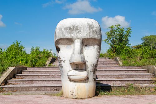 Loạt tượng đá bị lãng quên ở công viên Hồ Thủy Tiên Huế
