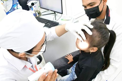 Trường học ở Sóc Trăng tăng cường phòng chống đau mắt đỏ và sốt xuất huyết