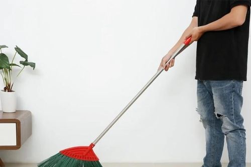 3 vị trí cấm kỵ để chổi trong nhà