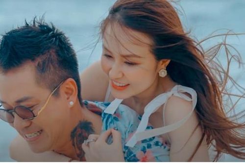 Vợ cùng các con Tuấn Hưng cùng xuất hiện trong MV 'Gấp đôi yêu thương'