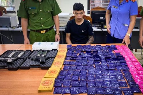 Bắt quả tang đối tượng mang theo súng, vận chuyển số lượng lớn ma túy