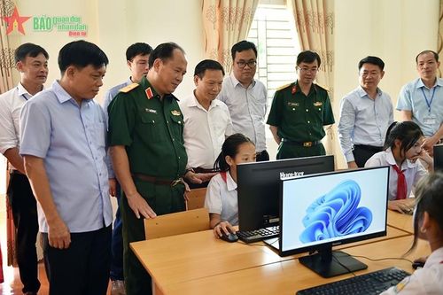 Báo Quân đội nhân dân trao tặng máy tính cho các trường học trên địa bàn huyện Đoan Hùng