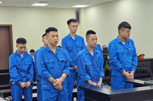 Xét xử băng nhóm mua bán tiếp viên karaoke
