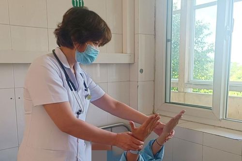 Cô gái 'gánh' hậu quả sau khi dùng 100 quả bóng cười mỗi ngày