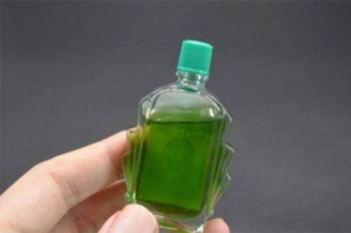Nhỏ nhầm dầu gió vào mắt, cần làm gì để không tổn thương nặng?