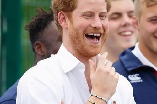 Đằng sau chiếc vòng tay Harry đeo suốt 20 năm