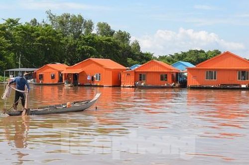 Làng bè đa sắc màu độc đáo trên sông Châu Đốc