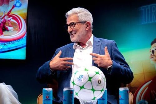 HLV Calisto nhận quân, sẵn sàng tái xuất trên đường pitch trong trận giao hữu 'Thế hệ vàng'