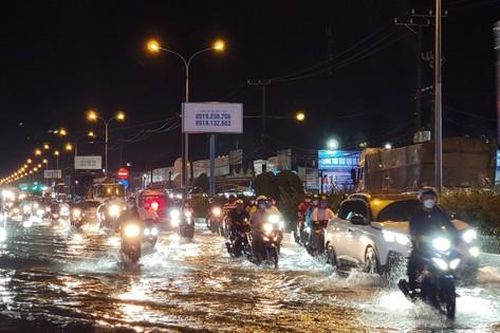Đường phố ngập sâu, người Cần Thơ chật vật về nhà sau cơn mưa lớn