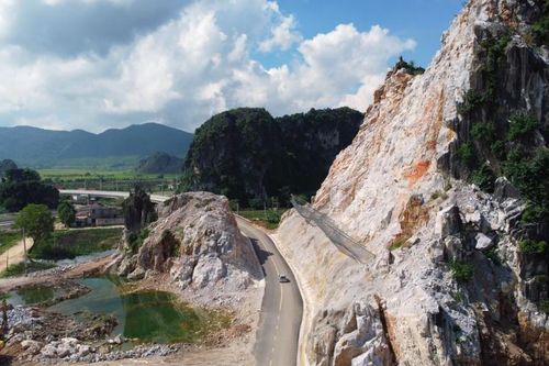Lo ngại nguy cơ đá rơi trên cầu vượt cao tốc Mai Sơn - QL45