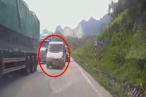 Tài xế xe khách vượt ẩu, 'chặn đầu' ô tô ngược chiều ở Tuyên Quang bị xử phạt