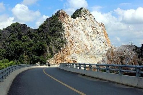 Thanh Hóa chỉ đạo kiểm tra sau phản ánh nguy cơ sạt lở núi đá ở cầu vượt cao tốc
