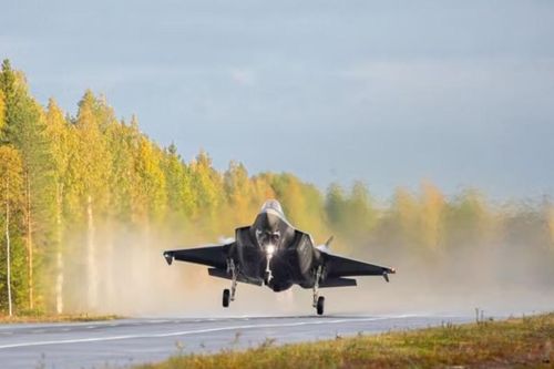 Xem Na Uy huấn luyện phi công hạ cánh tiêm kích F-35 xuống đường cao tốc