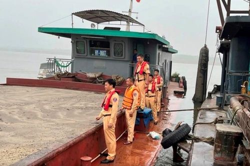 Bắt các đối tượng 'cát tặc' trên sông Hồng