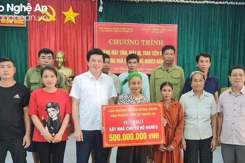 Văn phòng Tỉnh ủy hỗ trợ xây nhà tình nghĩa cho hộ nghèo ở Con Cuông