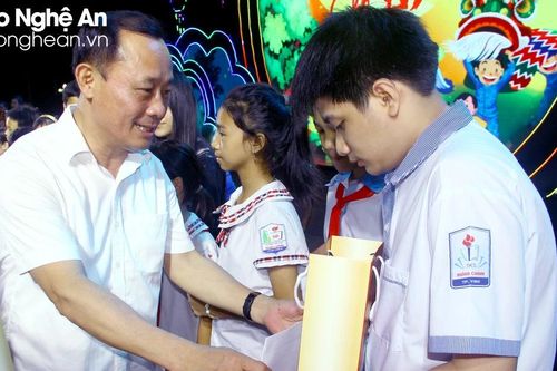 Lãnh đạo thành phố Vinh trao 150 suất quà Trung thu cho trẻ em có hoàn cảnh khó khăn