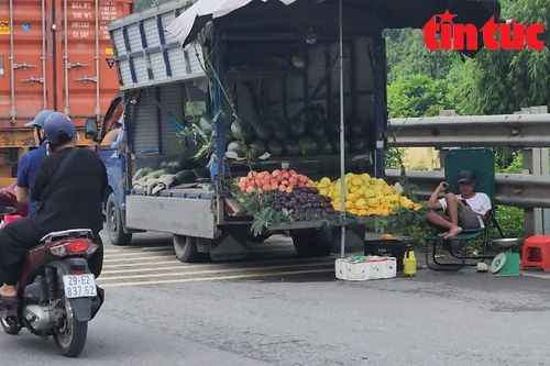 Nguy cơ mất an toàn giao thông từ những xe tải bán hàng lưu động