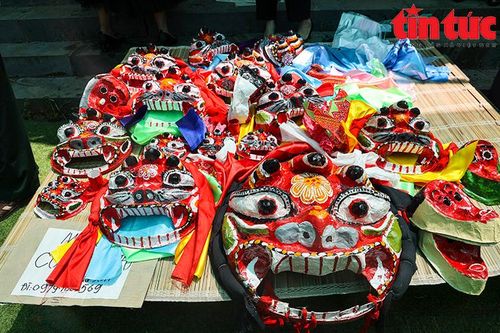 Nghệ nhân dân tộc Tày đam mê, tâm huyết với đồ chơi dân gian sư tử mèo