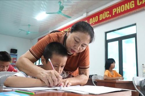 Cô giáo người Cao Lan giàu tình thương dành cho trẻ khuyết tật