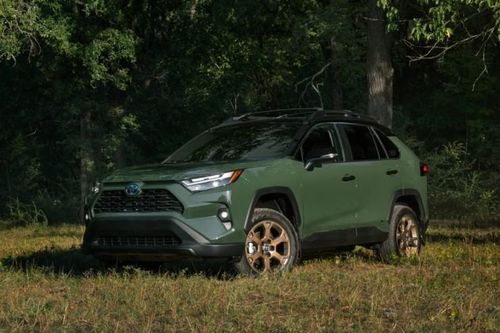 Ra mắt Toyota RAV4 2024 bản màu xanh quân sự, giá 726 triệu đồng