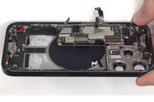 CLIP: 'Mổ bụng' iPhone 15 Pro vừa ra mắt