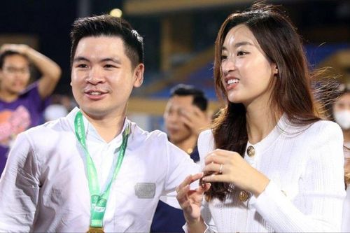 'Bóc giá' áo phông của Đỗ Mỹ Linh khi đến sân bóng cùng ông xã hậu sinh con