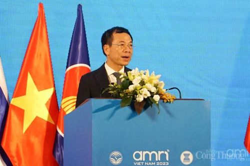 'Thông tin thì quá nhiều nhưng tri thức và sự thấu hiểu thì lại đang có xu thế ít đi'