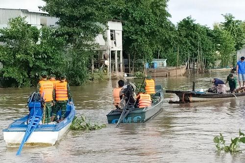 Tìm kiếm nạn nhân bị chìm trên sông Châu Đốc