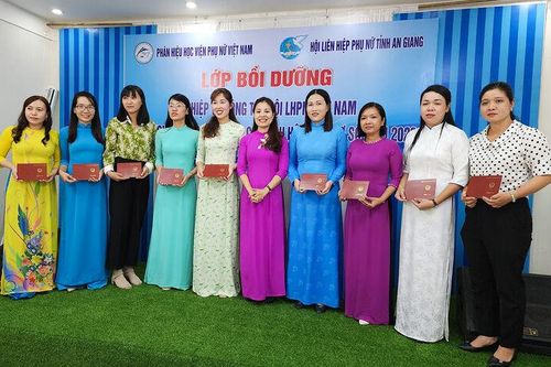 55 Chủ tịch, nguồn Chủ tịch Hội Liên hiệp Phụ nữ cơ sở hoàn thành bồi dưỡng nghiệp vụ công tác Hội