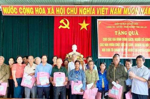 Tặng quà người có công và nạn nhân chất độc da cam huyện Kbang