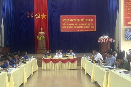 Chủ tịch UBND huyện Chư Pưh đối thoại với thanh niên