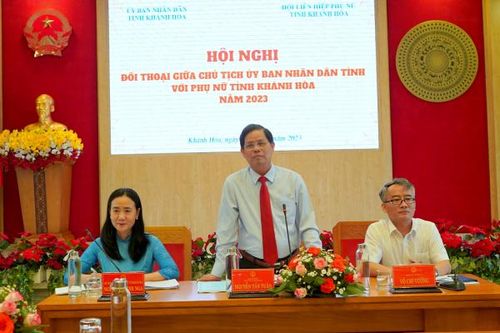 Chủ tịch UBND tỉnh Nguyễn Tấn Tuân đối thoại với phụ nữ tỉnh Khánh Hòa