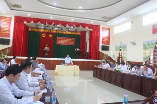 Ông Nguyễn Tấn Tuân làm việc với huyện Khánh Vĩnh về thực hiện chương trình mục tiêu quốc gia