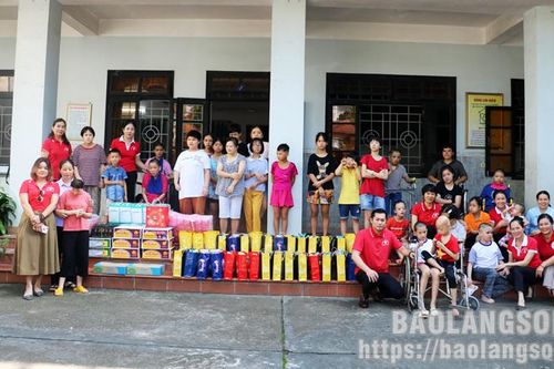 Câu lạc bộ Thắp sáng niềm tin tặng quà Tết Trung thu tại Mái ấm tình thương Vinh Sơn