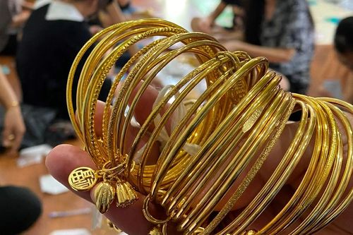 Kiểm tra 3 cửa hàng vi phạm kinh doanh, thu giữ hàng nghìn sản phẩm trang sức mỹ ký
