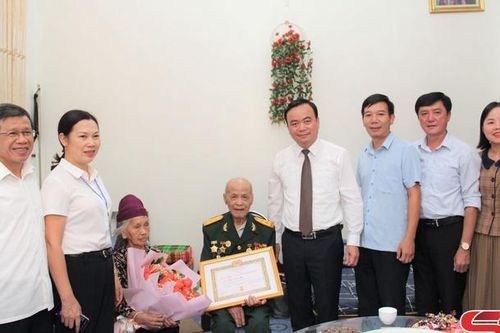 Thành ủy trao Huy hiệu 75 năm tuổi Đảng cho đảng viên