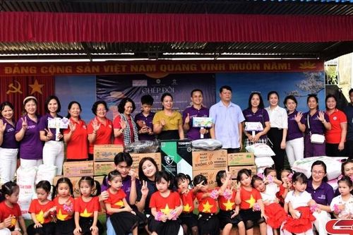 Chương trình tặng quà và gala 'Ghép đôi trăng tròn' tại huyện Mộc Châu