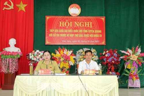 Đồng chí Phó Trưởng đoàn chuyên trách Đoàn đại biểu Quốc hội tỉnh Ma Thị Thúy tiếp xúc cử tri tại xã Vân Sơn