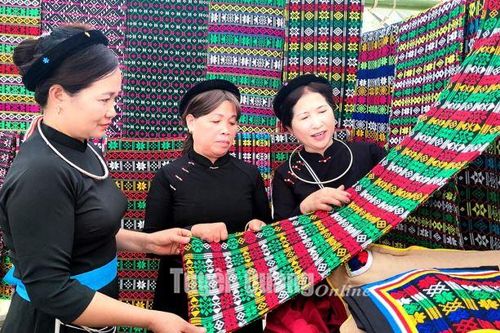 Làng homestay 'giữ lửa' nghề thổ cẩm